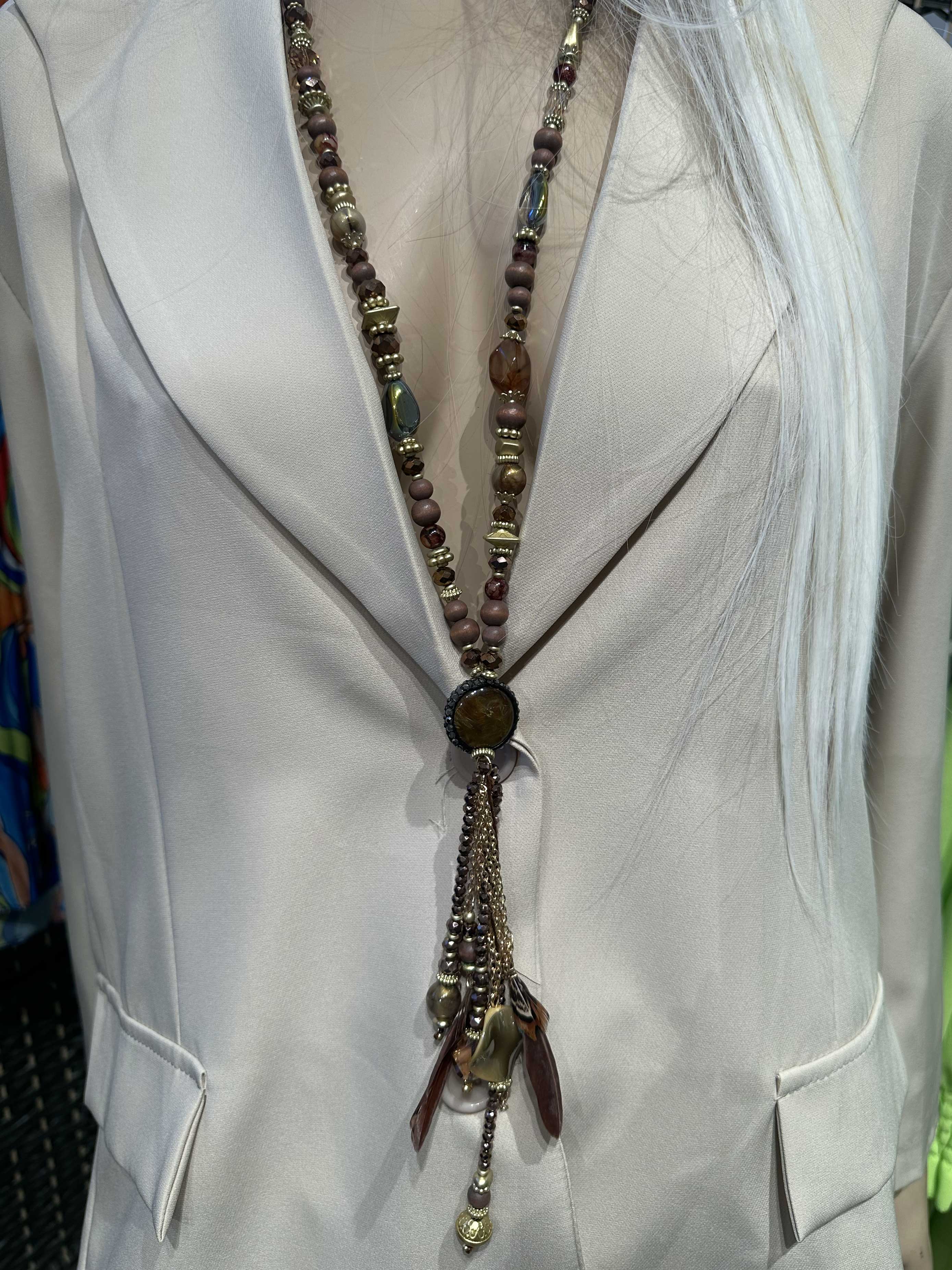 Zola - Brun perlekæde med fjer